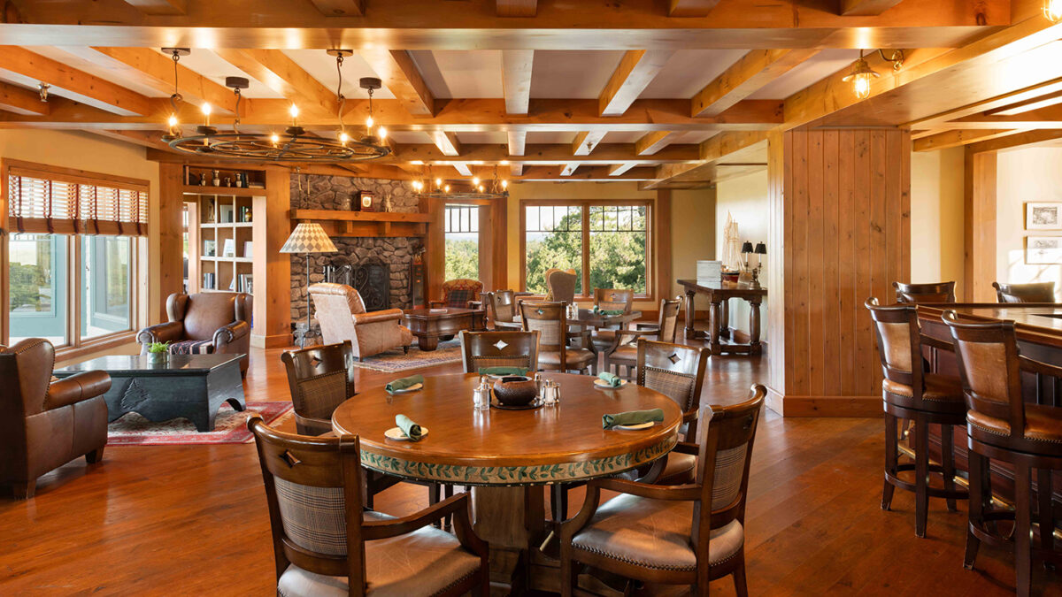 The dining room and bar at Lake Winnipesaukee Golf Club.