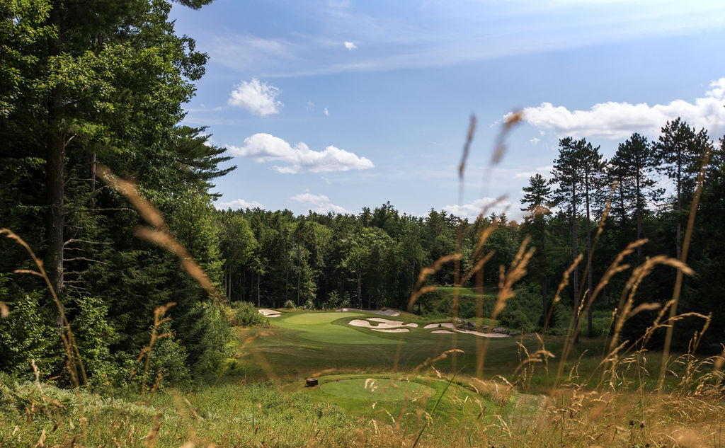 Hold number 4 on Lake Winnipesaukee Golf Course from the tee box.